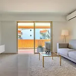 Modern Family Home 5 Min To Beach +Pool +Garage