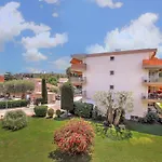 Modern Family Home 5 Min To Beach +Pool +Garage